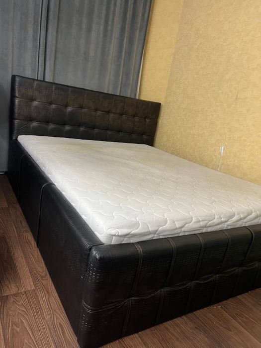 Кровать б/у с матрасом!!)