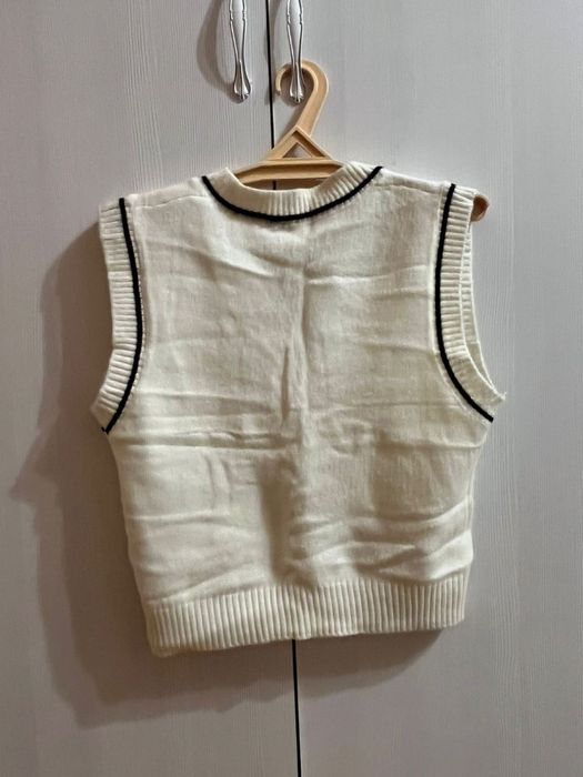 желетка поло белая