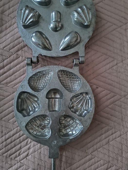 Forma din aluminiu  pentru nuci, faguri, cosulete, ciupercute, gofre