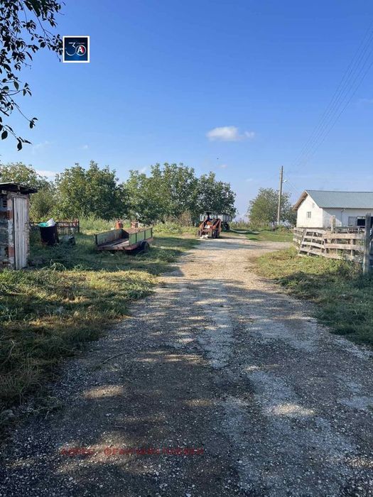 Пром. помещение в Плевен, област-с.Любеново площ 2568 цена 150000