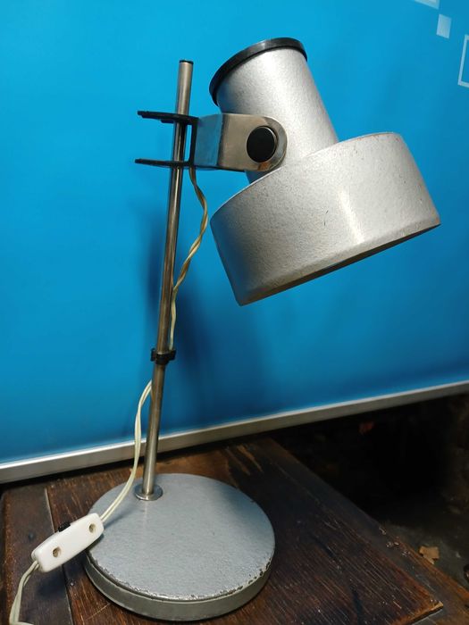 Стара индустриална настолна лампа.