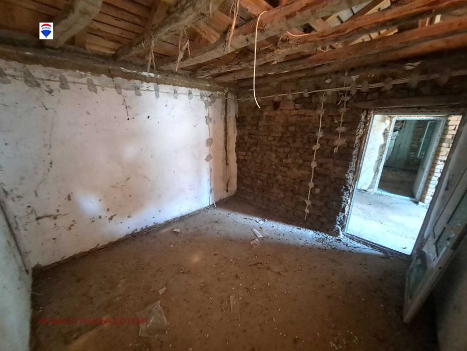 Селска къща за продажба в с. Бръшлен