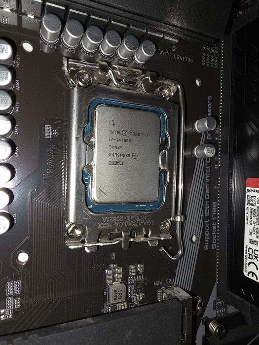Продавам дъно с процесор 14700kf и памет 4x8 DDR4 3600Mhz RGB