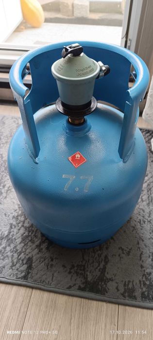 Продавам кухненски плот за вграждане 3 газови зони и 1 на ток в комплект с газова бутилка и 1