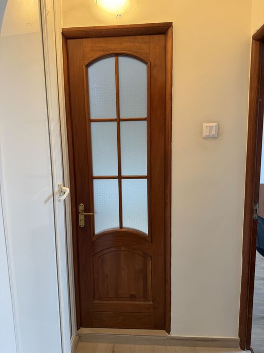 Usa de lemn masiv lacuita de interior in stare perfecta