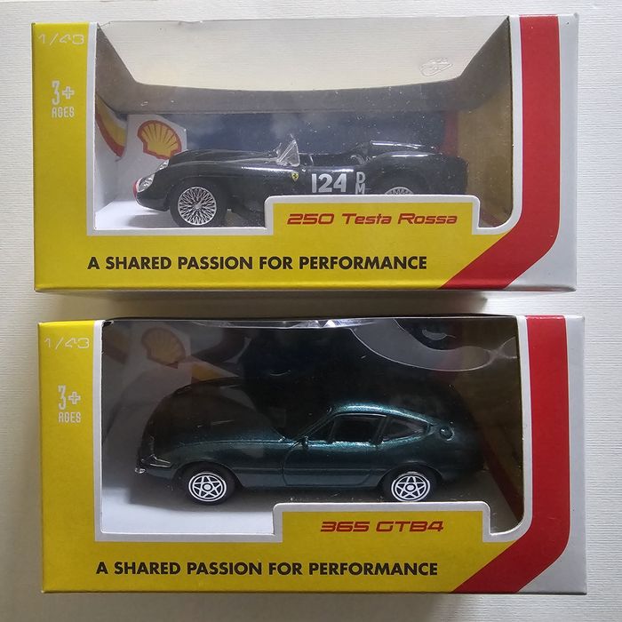 Продавам 2 неотваряни колички Ferrari, Race & Play