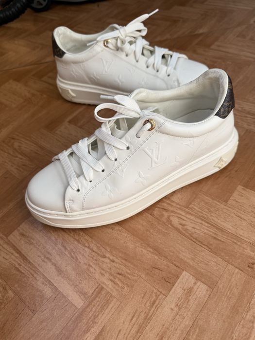 Продам кроссовки женские