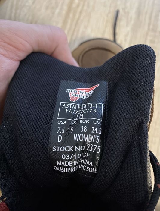 Продам женские ботинки