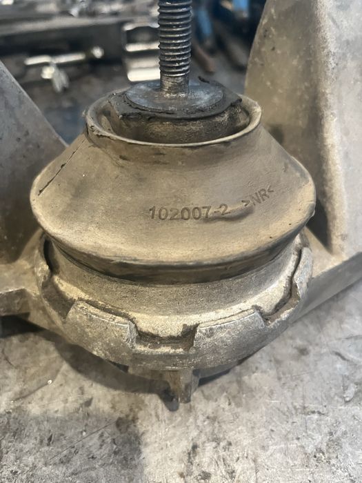 Подушка двигатель ауди 2.8