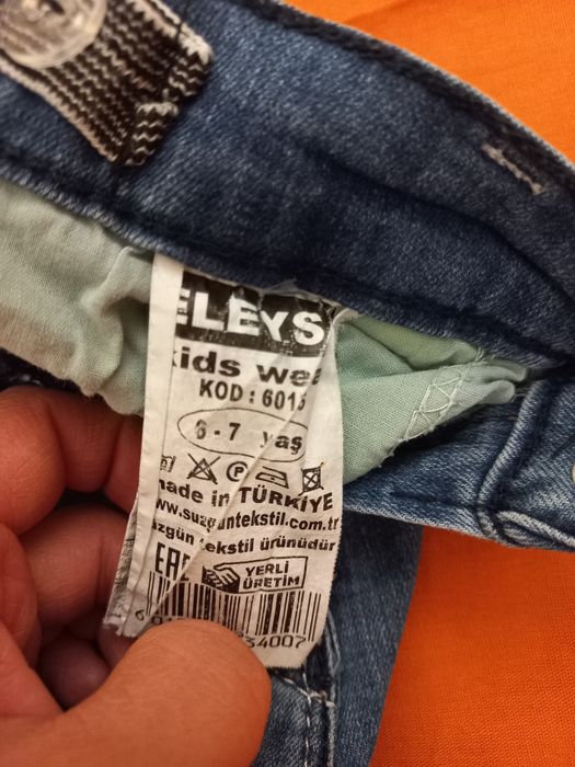 Продаётся брюки джинсы для девочек на 5-6лет