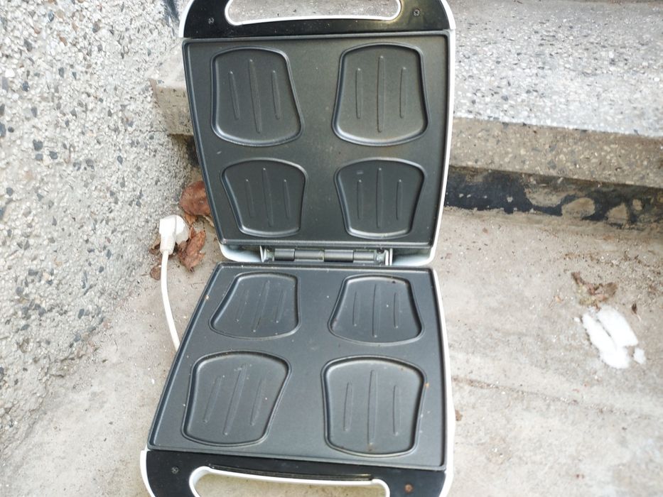 Два броя тигани и менче