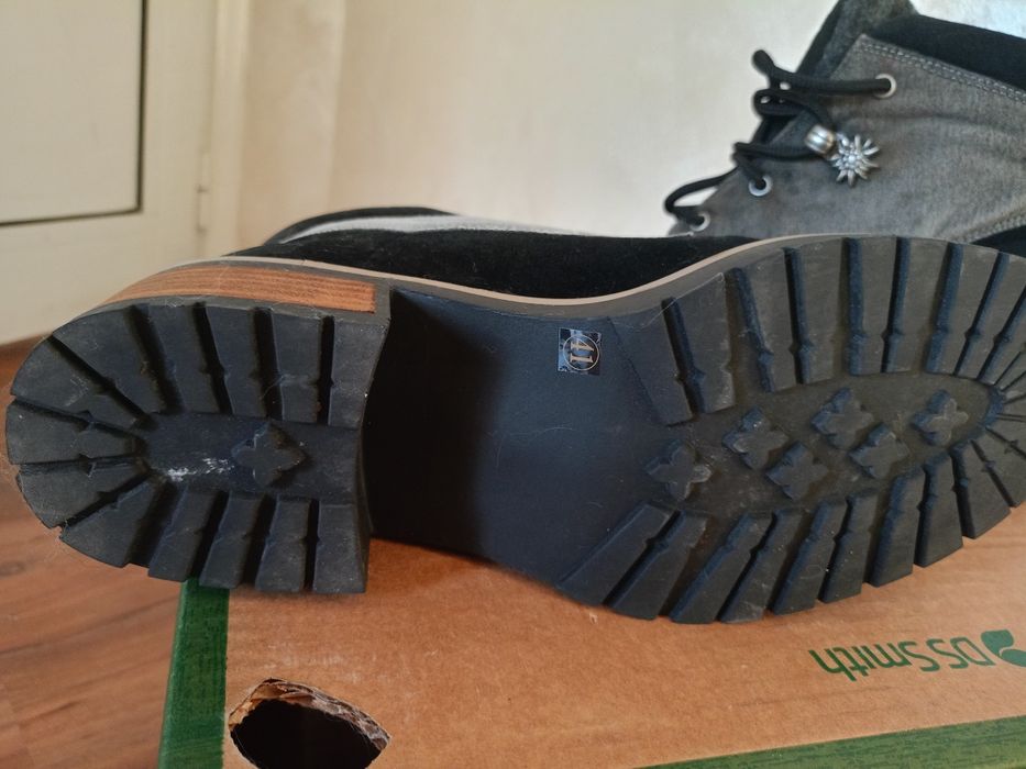 Боти естествен велур Montega