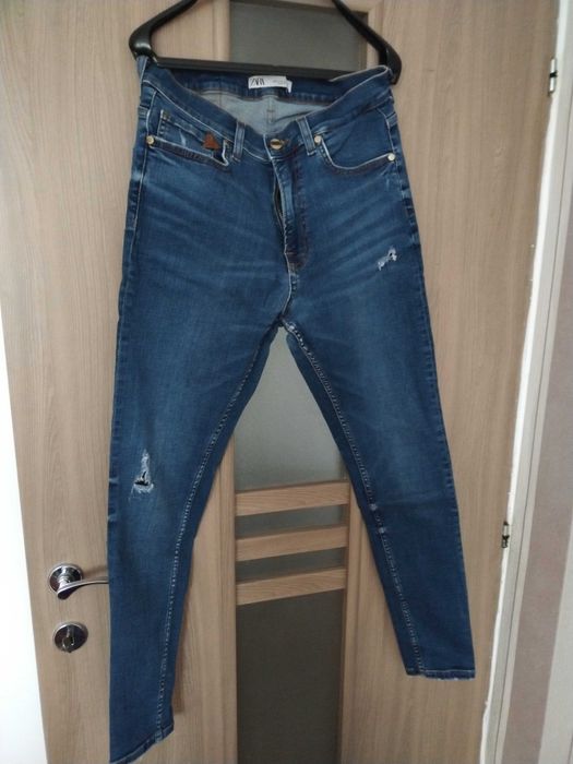 vand blugi de dama, rupti, de la Zara, mar. 42