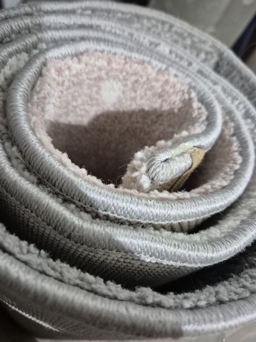 Vând covor impecabil