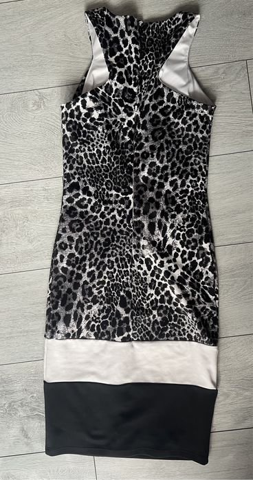 Rochie mărime 34, puțin deasupra genunchiului