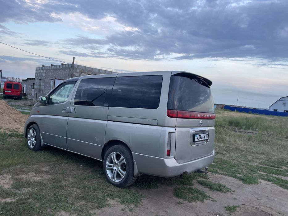 Автомобиль ниссан элгранд