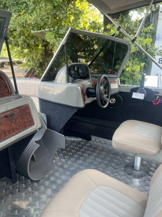 Прогулочный катер