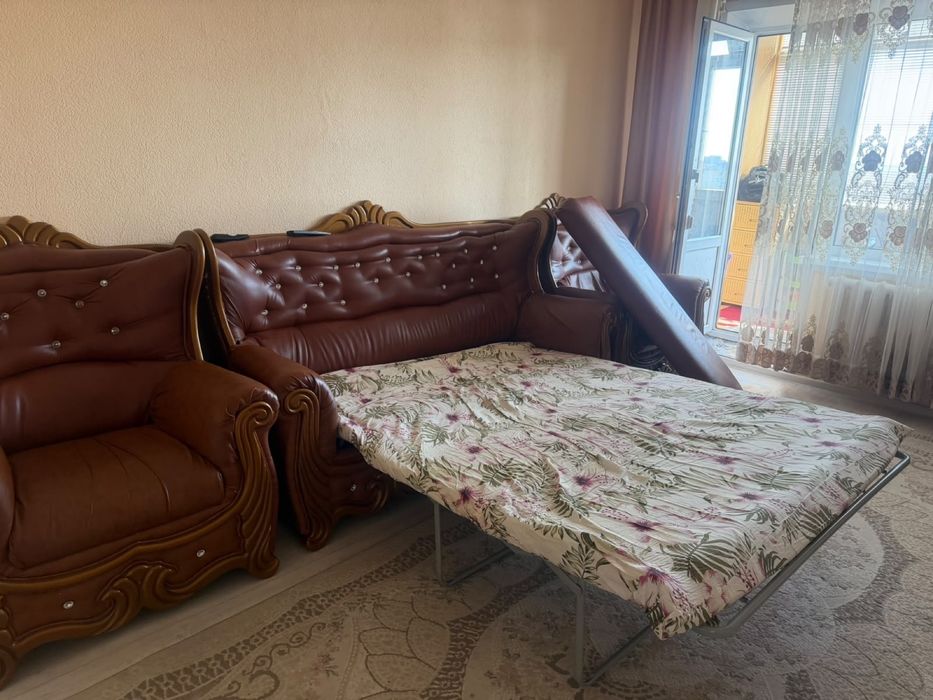 Продается кожаный диван с креслами