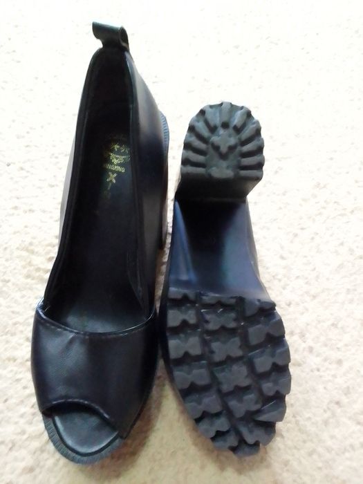 Продам туфли на высоком каблуке с платформой