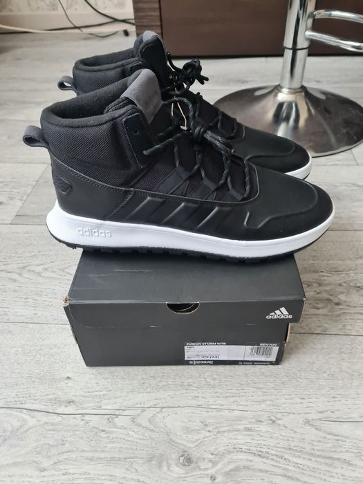 Продам оригинальные кроссовки адидас