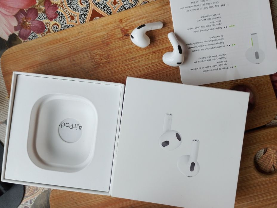 Безжични слушалки от марката Apple, модел Airpods.
