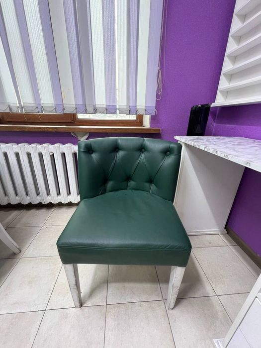 Продам маникюрный стол со стульями