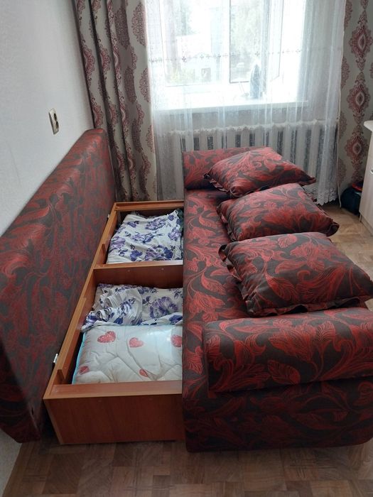 Диван софа. Бордовый