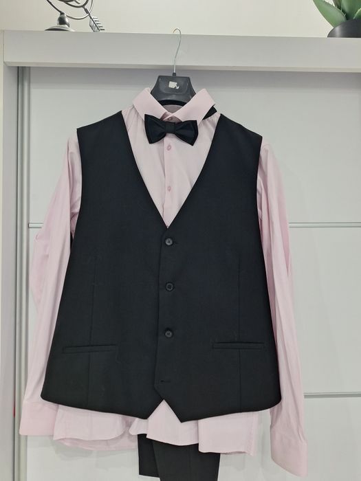 Абитуриентски костюм