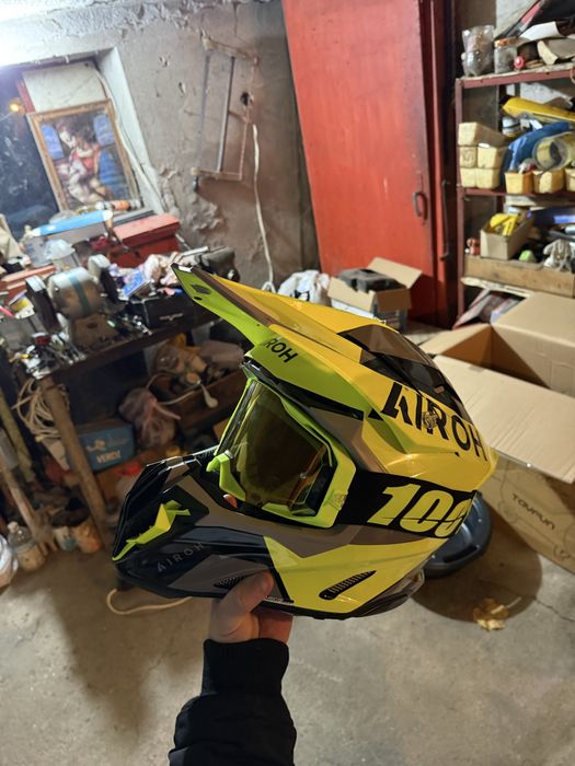 Продавам каските и цялата екипировка имам и ризница всичко е чисто нов