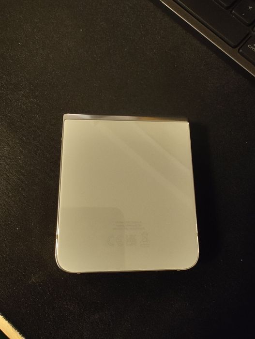 Galaxy Z Flip 5 ca nou - in tipla