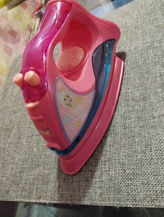 Детска ютия с мелодии и светлина