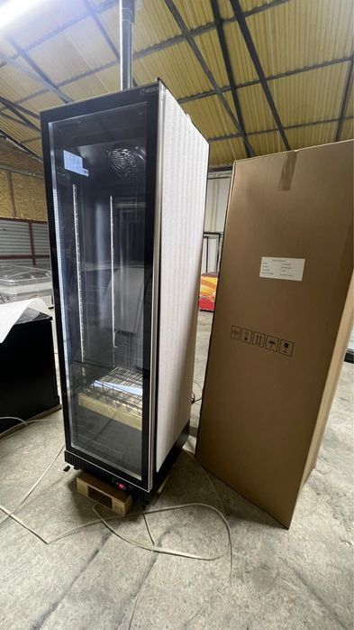 Vitrina frigorifica verticala cu tava colrctoare a apei NOUA