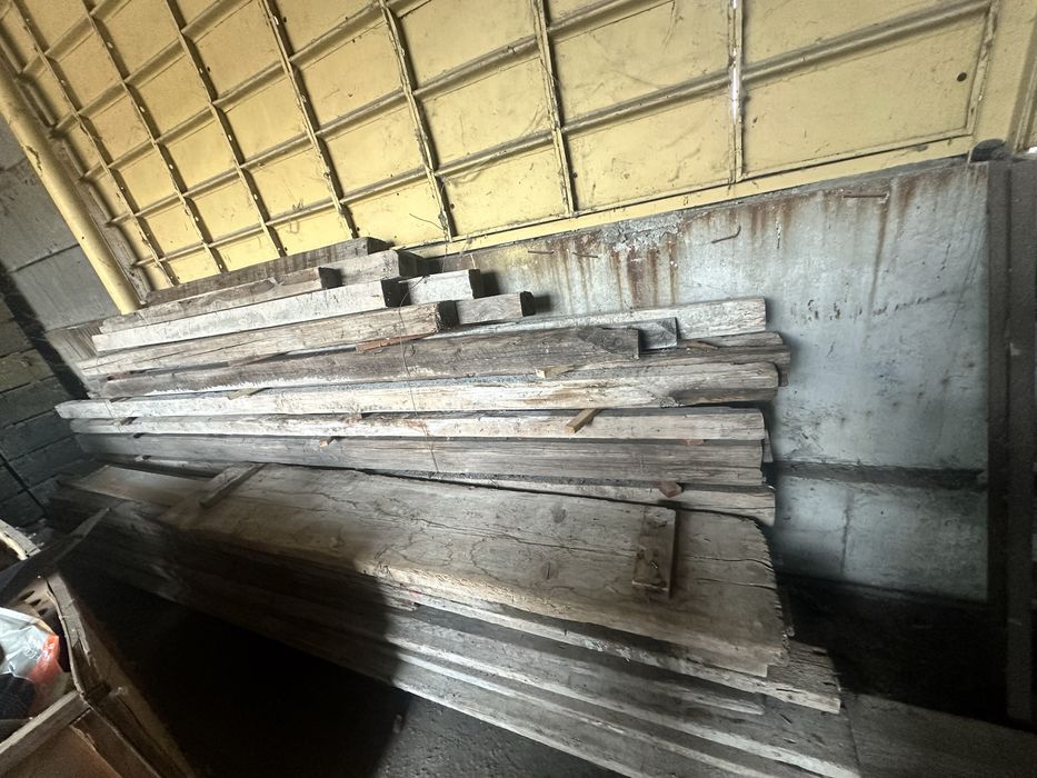 Дървени  талпи 4 метра дължина .Керемиди цена за брой 0.40 ст