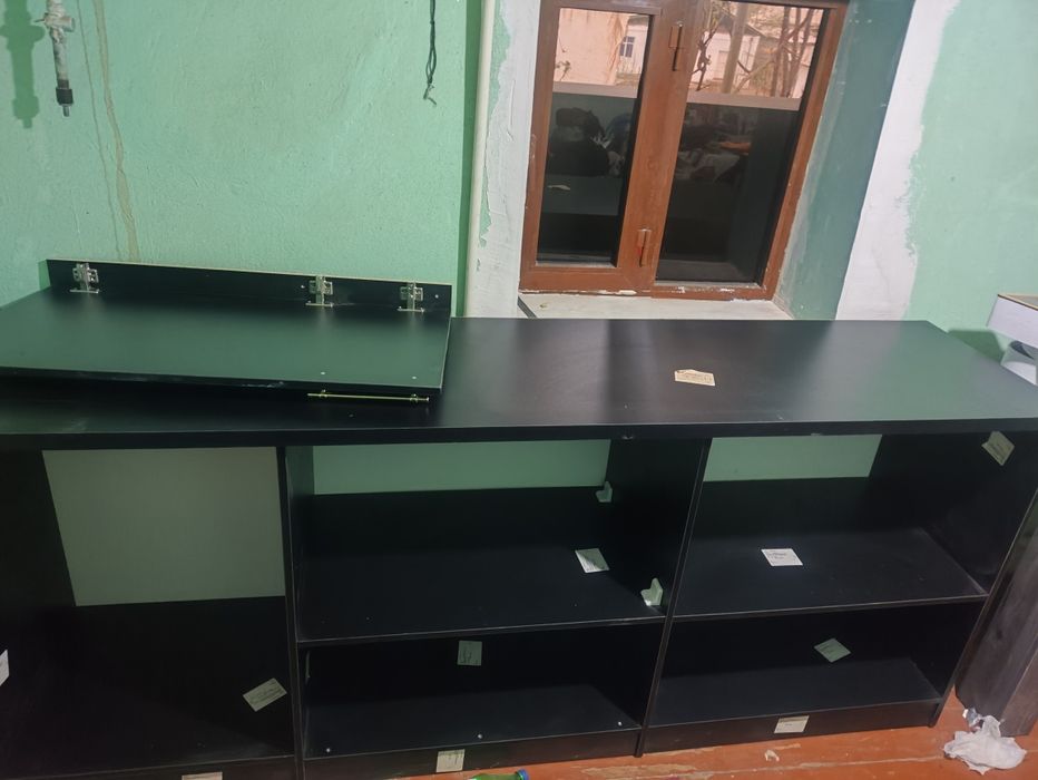 Bar va stol hali yangi ishlatilmagan