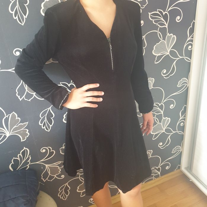 vand rochie neagra de okazie cu strasuri