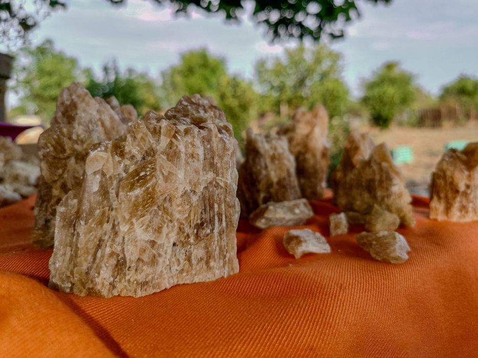 Натурален меден калцит