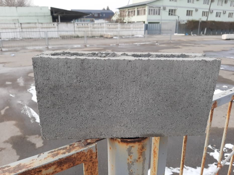 Перегородочный' сплитерный,рваный блок.