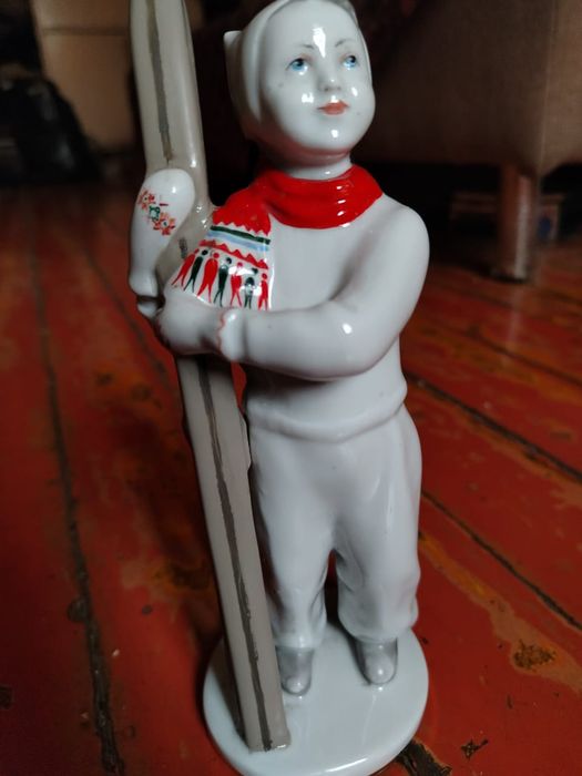 Фарфоровая статуэтка.