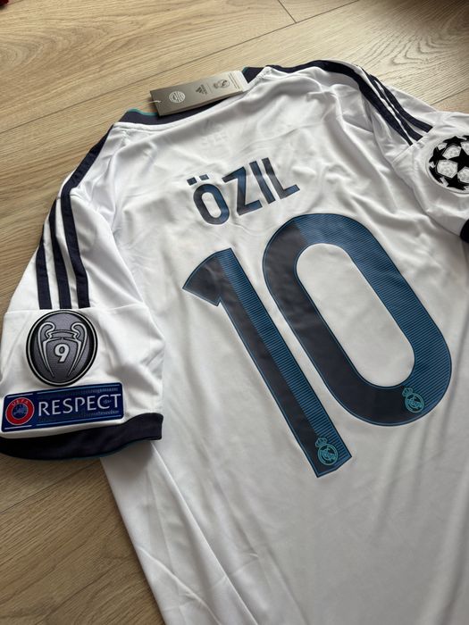 Tricou de fotbal Real Madrif Mesut Ozil Adidas marime M nou cu eticheta