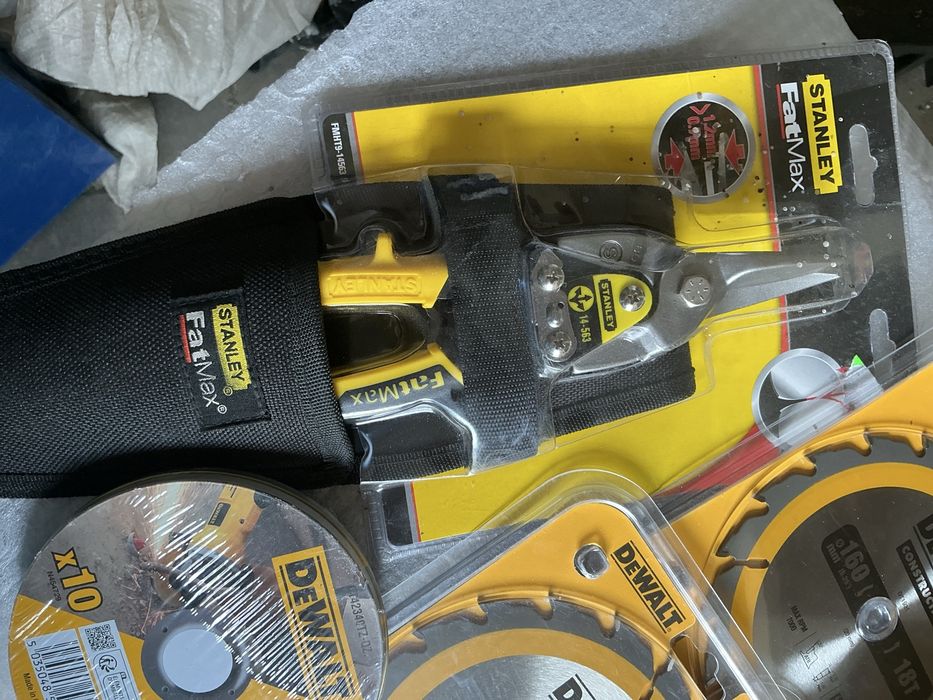 Vind pachet scule si pinze dewalt noi