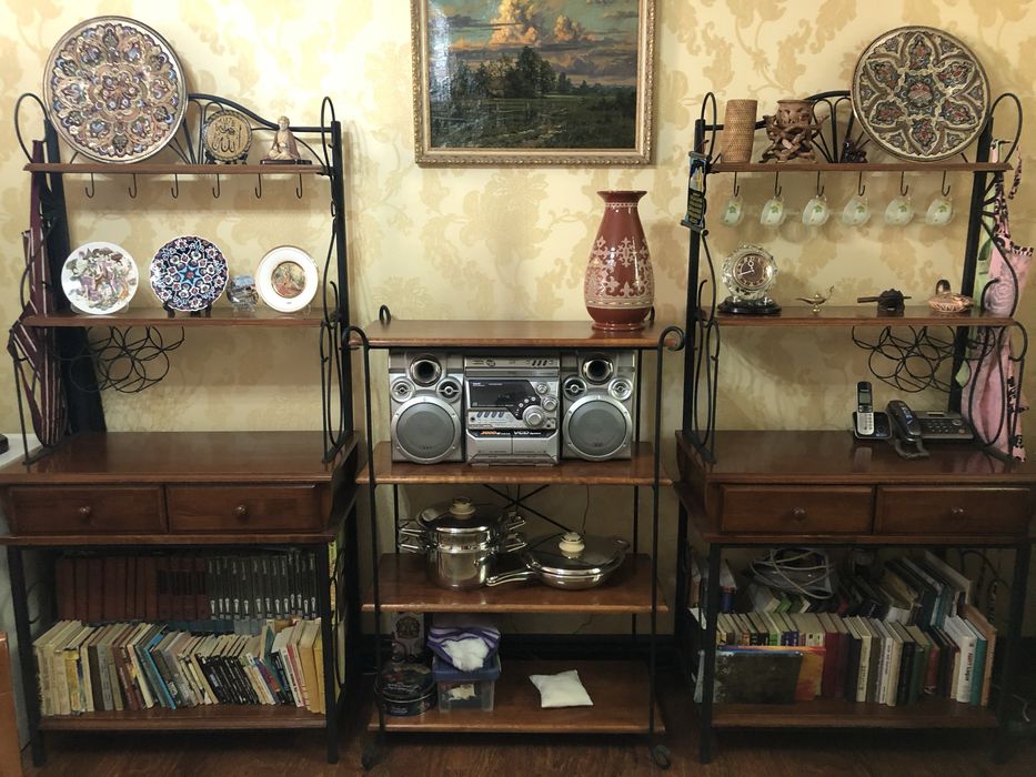 Этажерка, которая посредине продается .