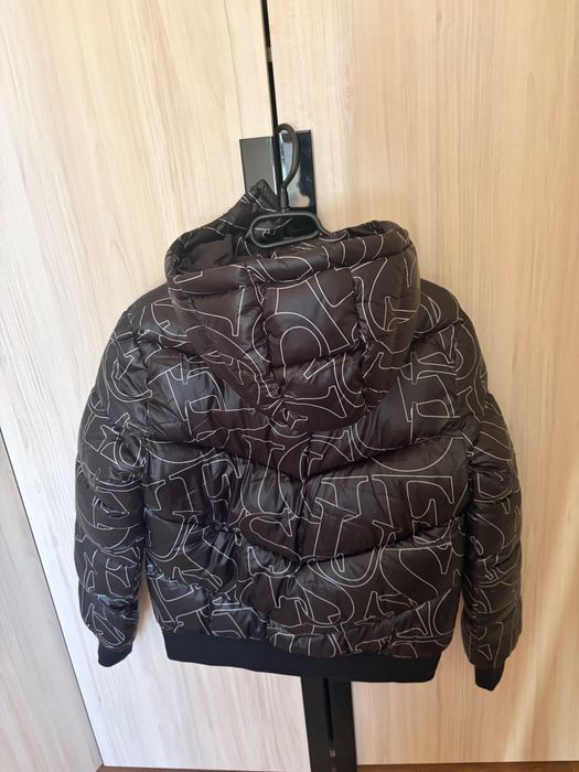 Нова зимно яке на Guess