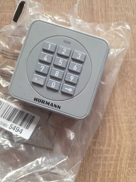 Comutator cu cod radio Hörmann FCT3-1 BS 4511856 868 MHz pentru controlul a până la 3 acționări de porți, tastatură iluminată, culoare gri RAL 7040
