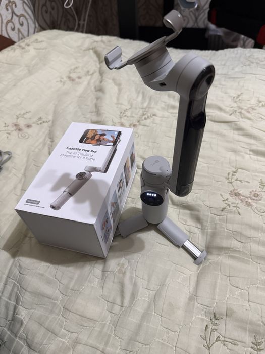 Insta360 Flow Pro — стабилизатор для iPhone (полный комплект)