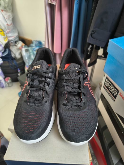 Vând adidași Asics