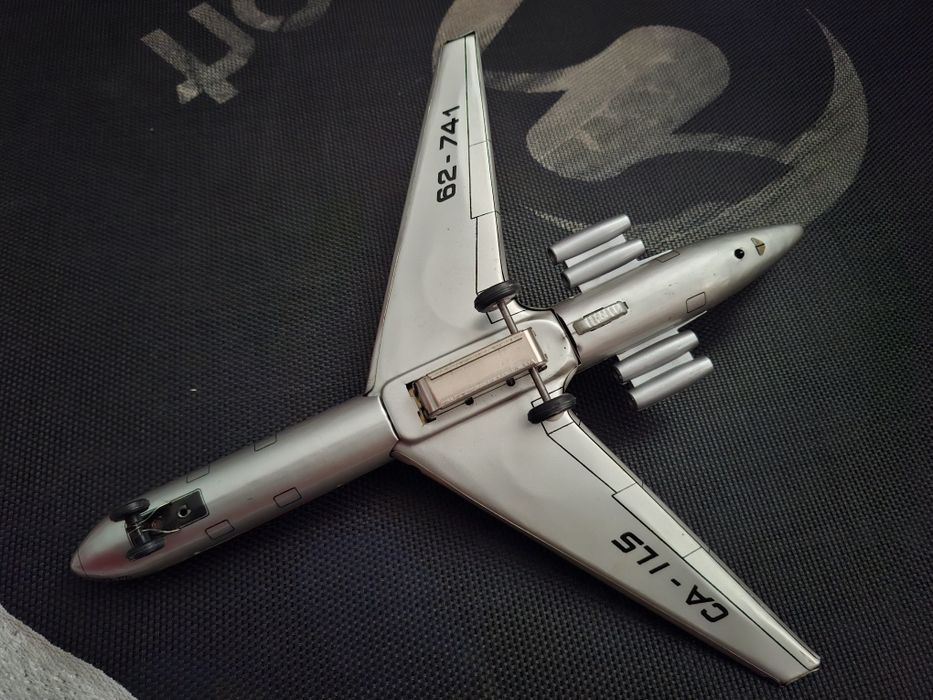 Дървена миниатюра и стар ламринен самолет играчка