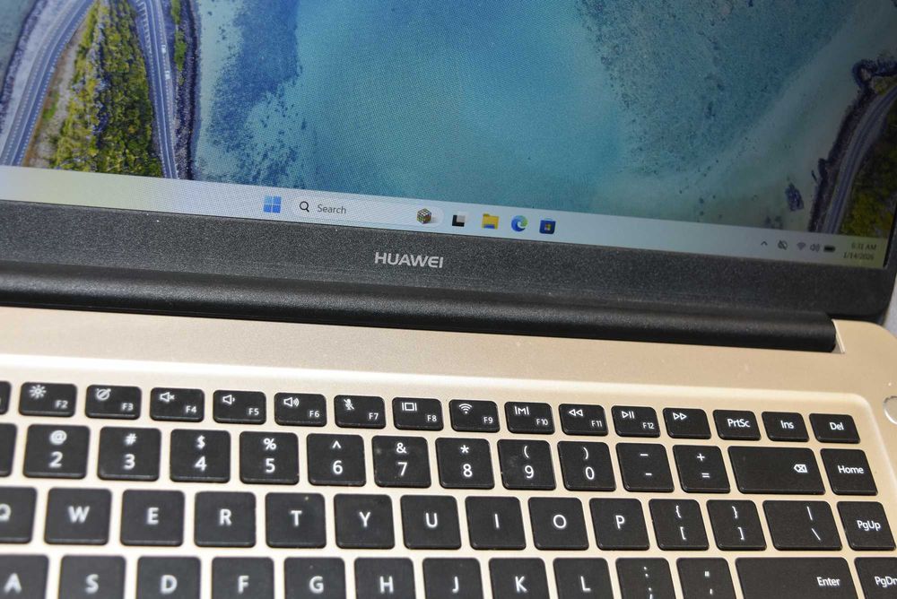 15.6 инча лаптоп Huawei I5 7200U 8 GB Nvidia SSD - батерия и зарядно