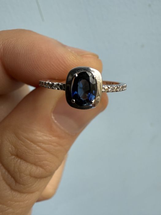 Inel aur 14 karate cu diamante naturale si un safir central natural