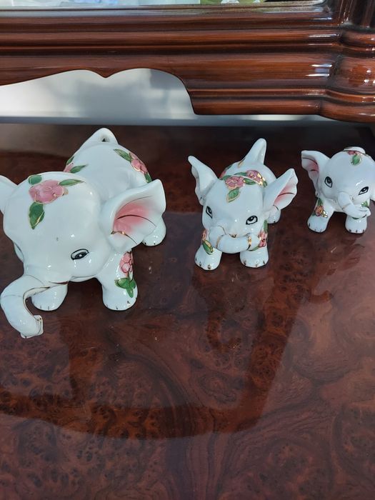 Фарфоровый сувенир Три слоненка.