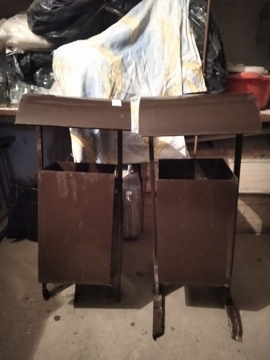 Две урны качающиеся с козырьком изХорошегоМеталлаВхорошемСостоянии